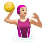 жена, играеща водна топка: светла кожа